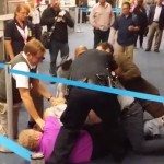 Agredido por vestir un polo rosa