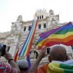 Madrid cuelga la bandera del arco iris