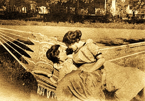 Mujeres en una hamaca