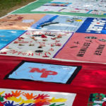 Spende des Wandteppichs der AIDS-Gedenkstätte
