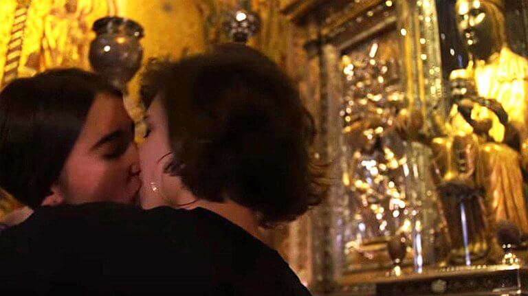 Lesbischer Kuss vor der Jungfrau von Montserrat