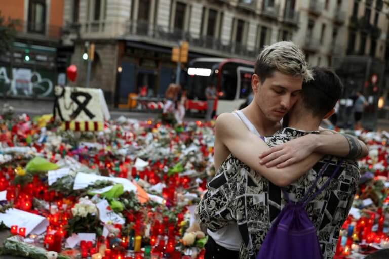 Gays ante o monumento ás vítimas do atentado de Barcelona