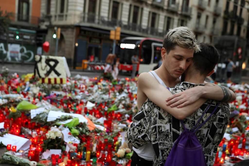 Gais frente a memorial por víctimas atentad Barcelona