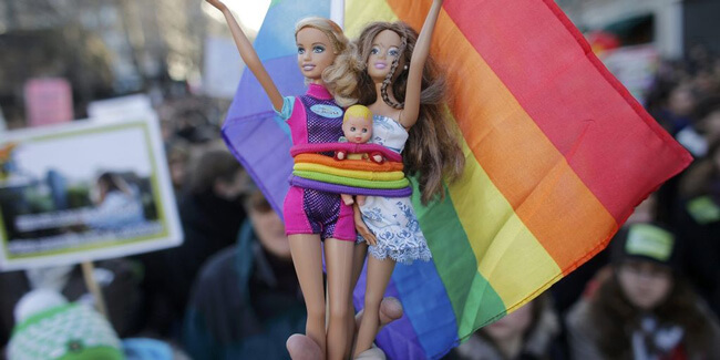 Barbie bisexual Love wins Gayles.tv diversidad juguetes sexismo