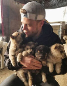 Gus Kenworthy salva 90 gossos que havien de ser cuinats