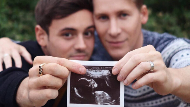 Tom Daley und Dustin Lance Black untersuchen im Ultraschall Eltern-Homophobie