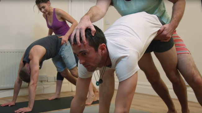 Yelenea Mizulina: "El yoga vuelve a los hombres gais"