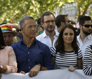 Pancarta de veto político do Orgullo LGTBI Madrid