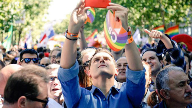 Pancarta de veto político do Orgullo LGTBI Madrid