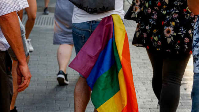 Retiran la custodia a unos padres que dieron una paliza a su hijo por ser gay en Vitoria