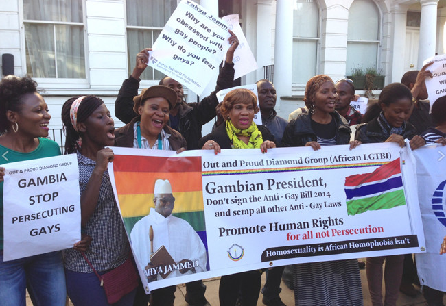 Gurasoek semeari belarri erdia moztu diote Gambian homosexuala izateagatik