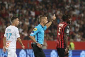 Clement Turpin Französisches Ligaspiel zwischen Nizza und Marseille, unterbrochen von homophoben Transparenten und Sprechchören