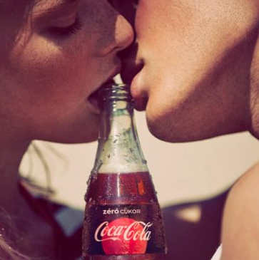 Coca-Cola defende sua campanha LGBT+ na Hungria lésbica