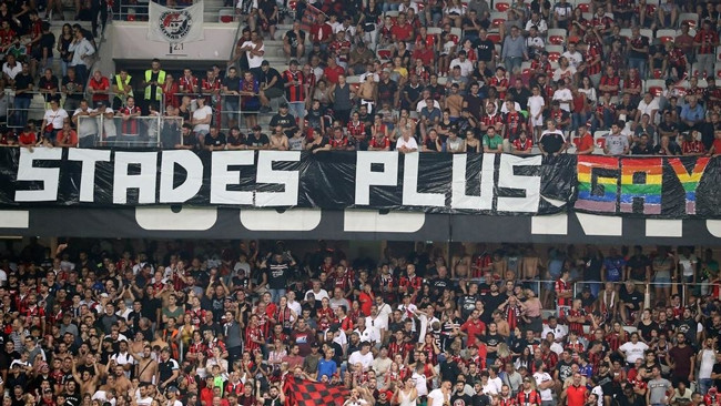Clément Turpin Match de championnat de France entre Nice et Marseille interrompu par des banderoles et des chants homophobes