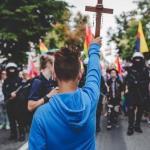 Quinceañero se enfrenta a marcha LGTBI en Polonia