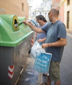 hombres reciclando