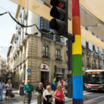 Polémica en Granada tras repintar de negro los semáforos con el arcoíris