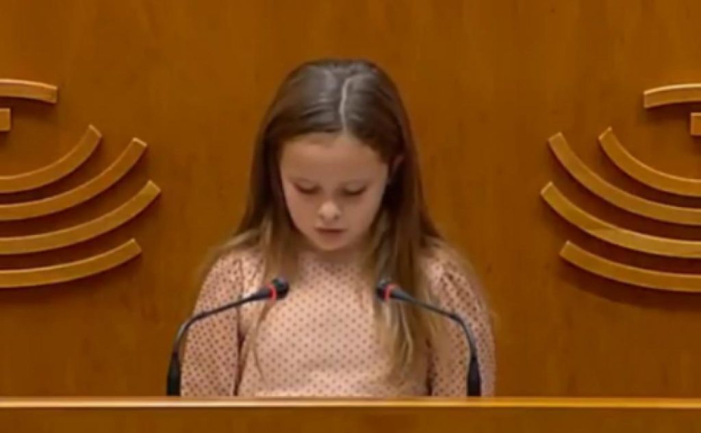 El discurso de una niña trans emociona la Asamblea de Extremadura