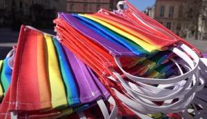 Una pareja gay de Polonia reparte mascarillas arcoíris para combatir tanto la homofobia como el coronavirus