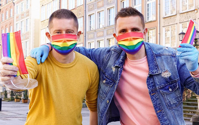 Una pareja gay de Polonia reparte mascarillas arcoíris para combatir tanto la homofobia como el coronavirus