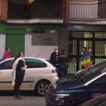 Sie beleidigen einen jungen schwulen Mann in Madrid, weil er am Internationalen Tag gegen LGTBIphobie die Regenbogenfahne trägt
