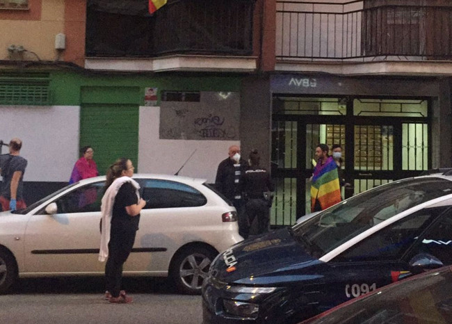 Demonstranten einer Cacerolada bedrohen und beleidigen einen jungen schwulen Mann in Madrid am Internationalen Tag gegen LGTBIphobie