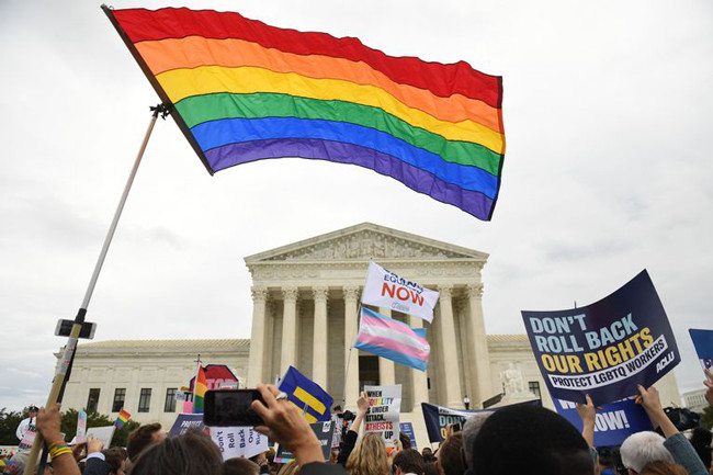 Décision historique aux États-Unis pour protéger les travailleurs LGBT+