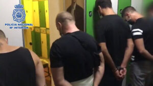 Desalojados 100 hombres sin mascarilla de una sauna gay de Malasaña