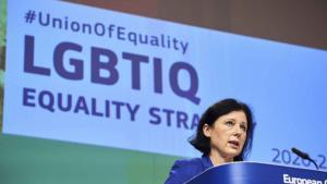La Comisión Europea lanza plan para frenar la discriminación y el odio contra población LGBT+