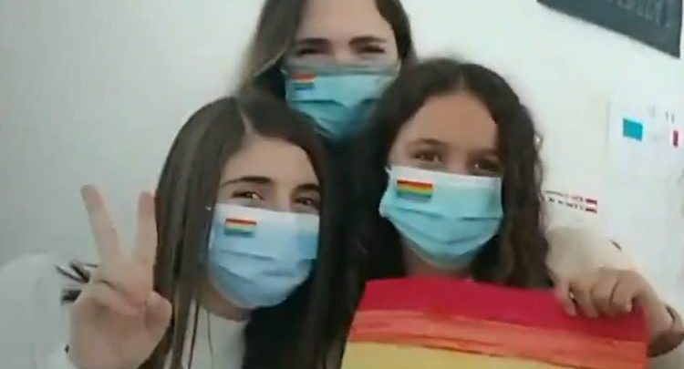 Un insegnante omofobo di Alicante è accusato di aver strappato una bandiera LGTB+ dal collo di uno studente