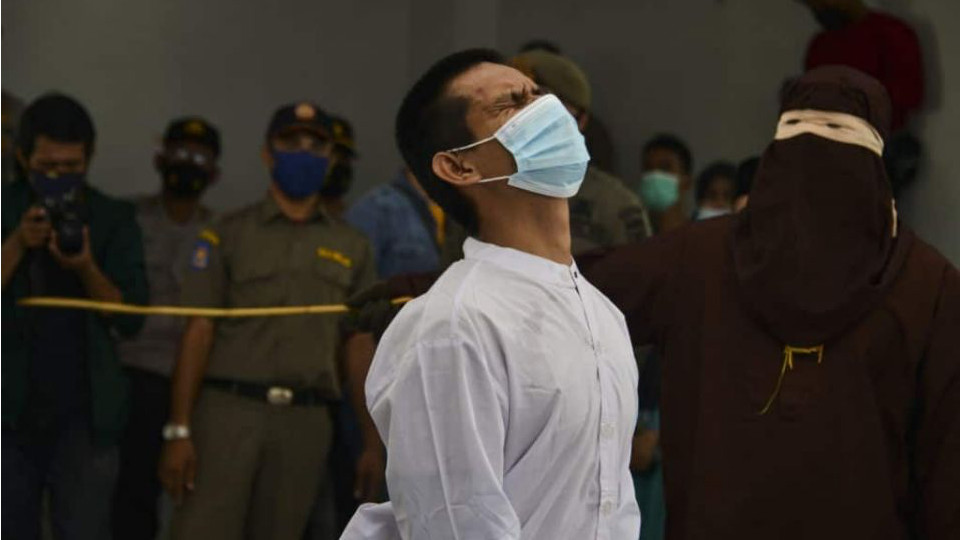 77 lashes of two men in Indonesia for having homosexual relations