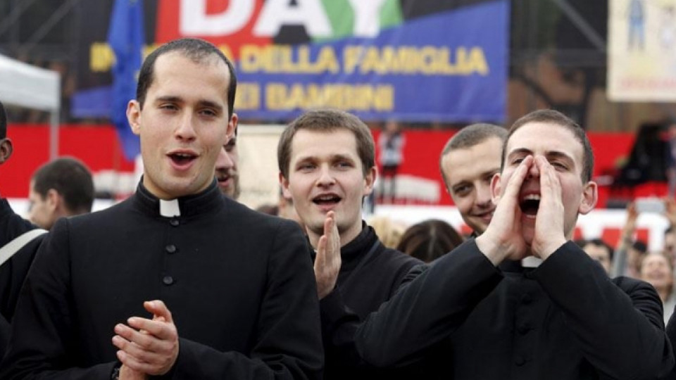 Os sacerdotes rebeldes desobedecen ao Vaticano