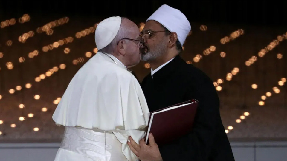 O Vaticano impede a Igreja Católica de abençoar uniões entre pessoas do mesmo sexo