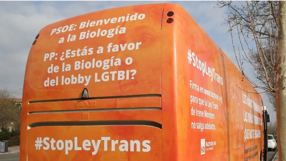 HazteOir recupera o autobús do odio para atacar a Lei Trans