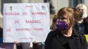 Aktivisten und Angehörige transsexueller Minderjähriger treten in einen unbefristeten Hungerstreik