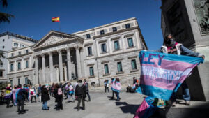 El PSOE se abstiene y bloquea la Ley Trans