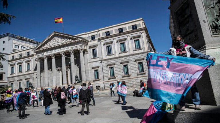 PSOE abstenitu egiten da eta Trans Legea blokeatzen du