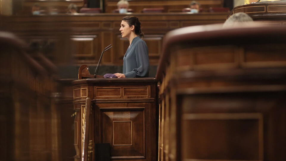 Die PSOE enthält sich und blockiert das Trans-Gesetz