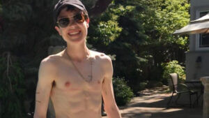 Elliot Page posiert nach der Operation im Badeanzug