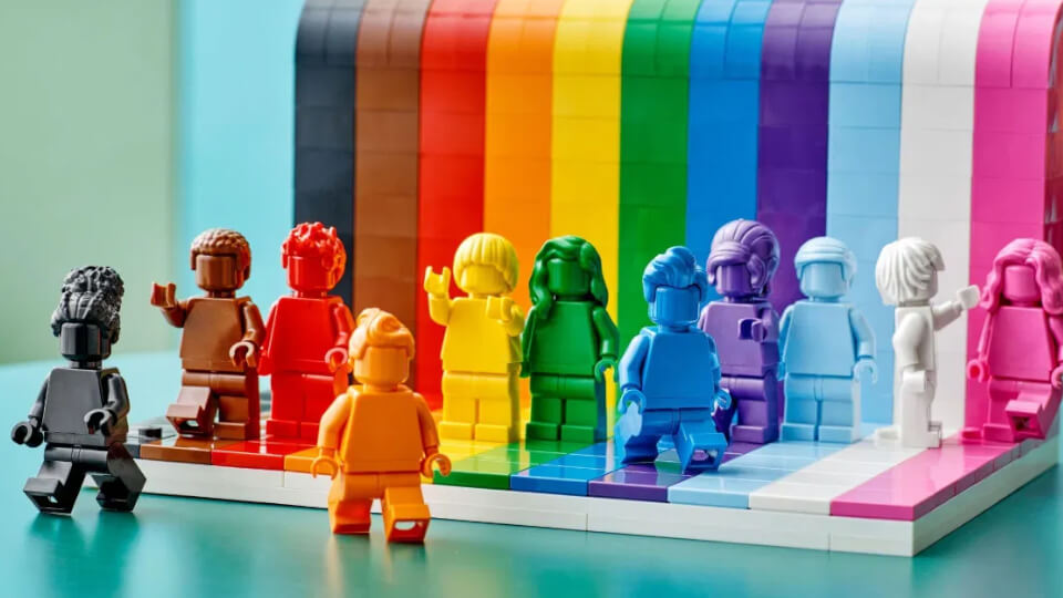 “Todo el mundo es asombroso”, llega el primer set LGTB+ de Lego