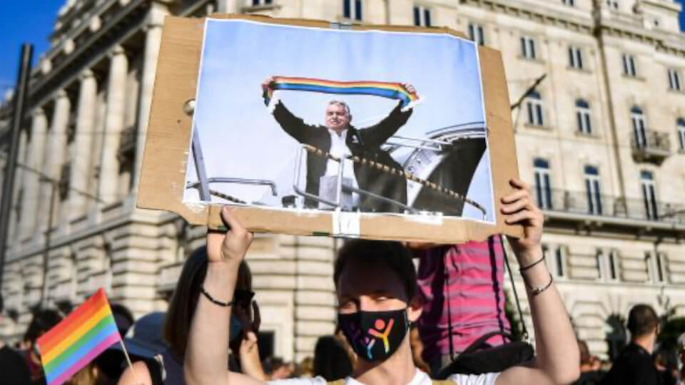 Hungría aproba unha polémica lei contra o colectivo LGTB+