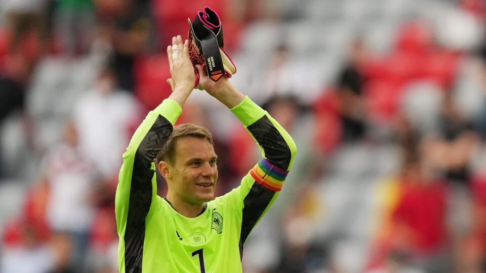 UEFA retifica e não sancionará Neuer por sua pulseira LGTB+