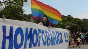Marcha masiva en Basauri para condenar un ataque homófobo