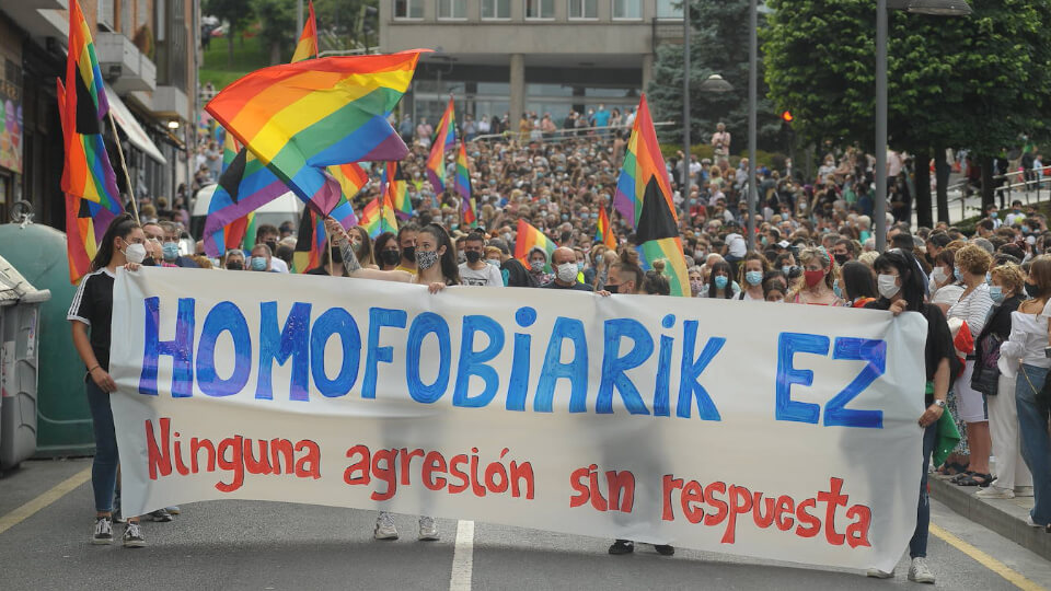 Massive march in Basauri to condemn homophobic aggression