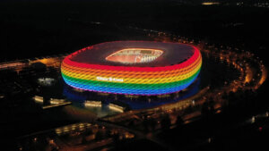 München bittet darum, die Allianz Arena mit LGTB+-Farben zu beleuchten