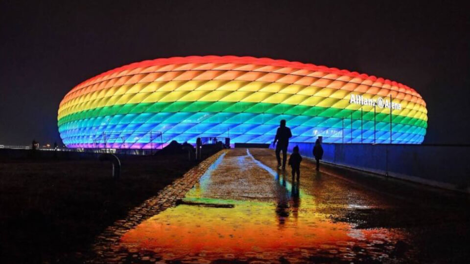 Munichek Allianz Arena LGTB+ koloreekin argiztatzeko eskatzen du