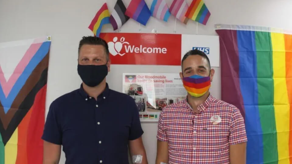 Nach Jahren des Verbots spenden erstmals Schwule im Vereinigten Königreich Blut