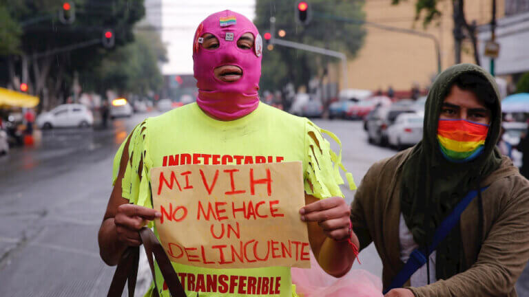 Sie verbrennen und ermorden einen jungen schwulen Mann in Cancun, nachdem sie herausgefunden haben, dass er HIV hat
