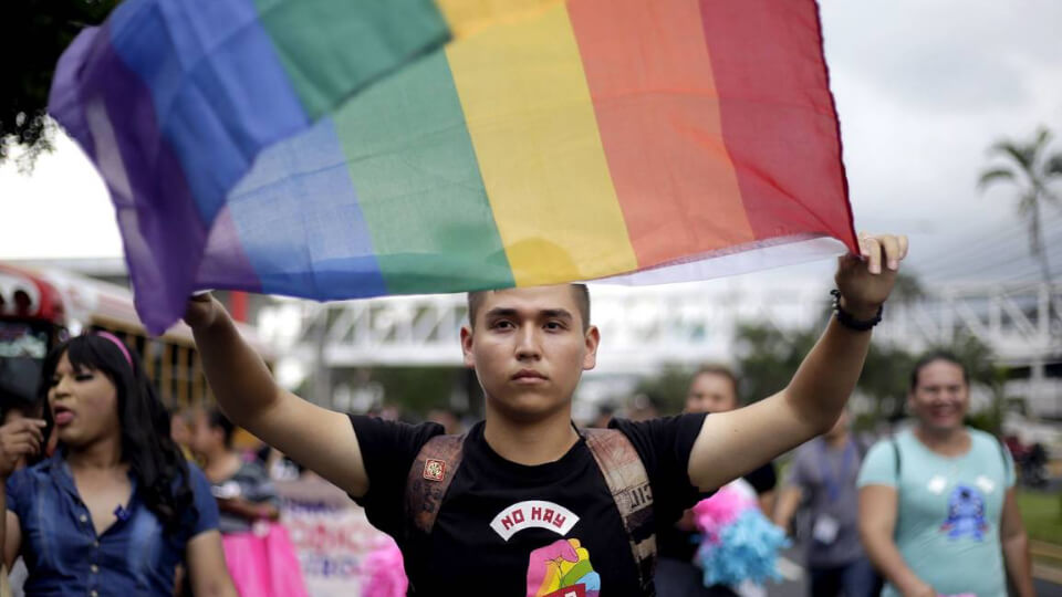 Sie verbrennen und ermorden einen jungen schwulen Mann in Cancun, nachdem sie herausgefunden haben, dass er HIV hat