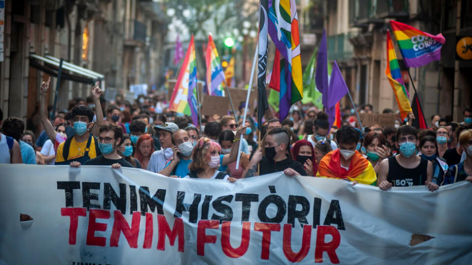 El Parlament declara Cataluña «zona de libertad» para las personas LGTBIQ+